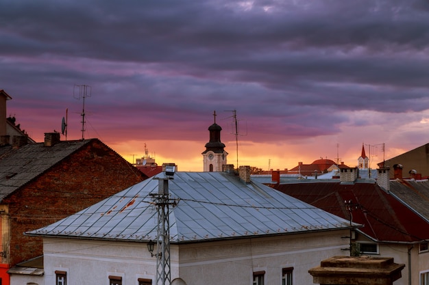 Zmierzchu wieczór nieba menchie chmurnieje dach domy Uzhhorod miasto, Ukraina