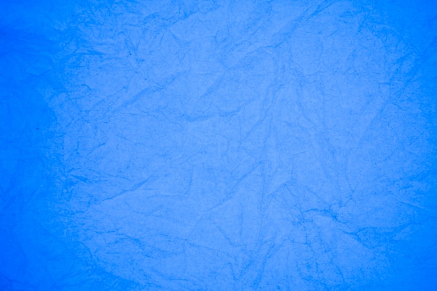 Zmięty papier niebieski tło.