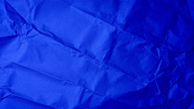 Zmięty pusty arkusz niebieskiego papieru pakowego