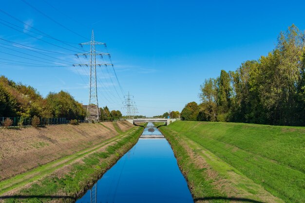 Zdjęcie zmniejszająca się perspektywa widoku nad kanałem rhein-herne w nordsternpark w gelsenkirchen