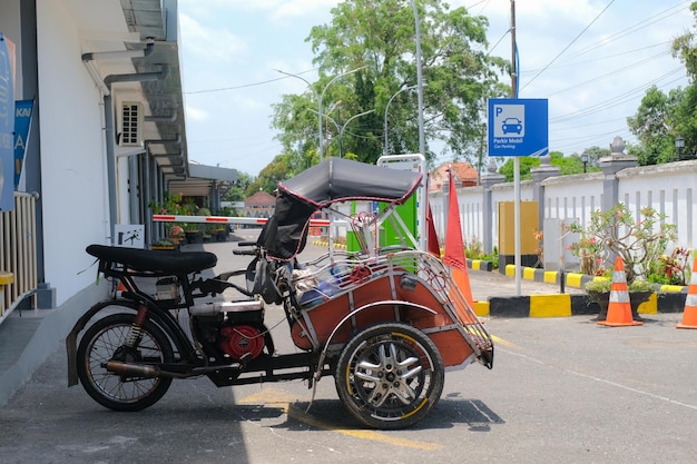 Zmotoryzowana Riksza Zaparkowana Na Parkingu Stacji Kolejowej Kutoarjo