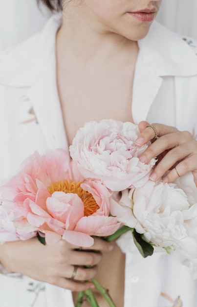 Zmysłowa piękna kobieta z różowym białym bukietem piwonii w rękach Wiosna estetyka Bridal morning