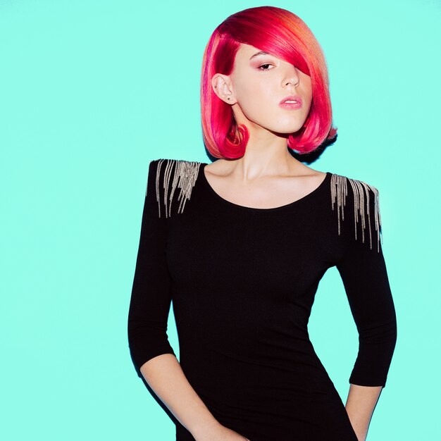 Zmysłowy model Retro fryzura Trend w kolorze rudych włosów