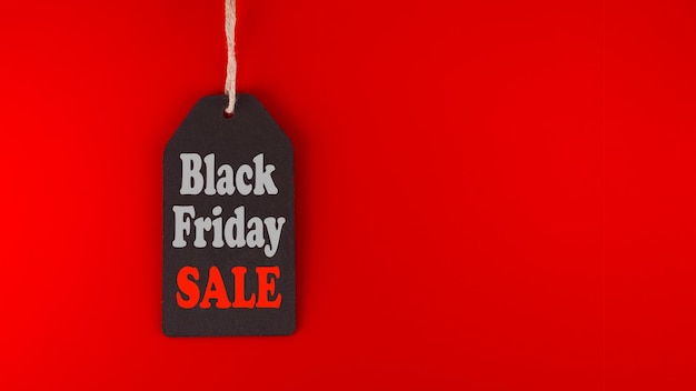 Znacznik Black Friday Sale na czerwonym tle w formacie panoramicznym do wykorzystania jako nagłówek lub baner internetowy