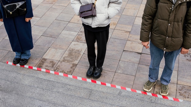 Znajomi Na Zewnątrz Z Maską Z Bliska