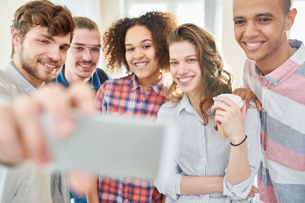 Znajomi z college'u robią selfie