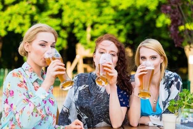 Zdjęcie znajomych do picia w restauracji w ogródku piwnym