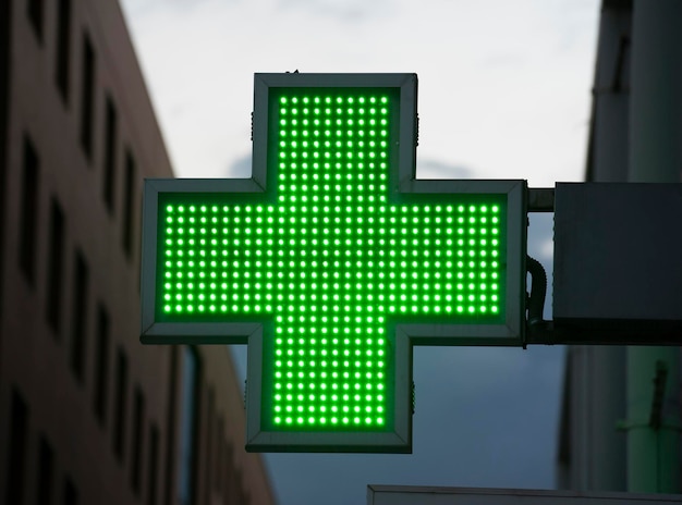 Znak apteki w Hiszpanii zielony neon przymocowany do ściany