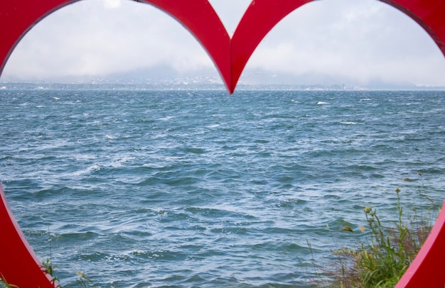 Znak czerwonego serca i błękitne morze