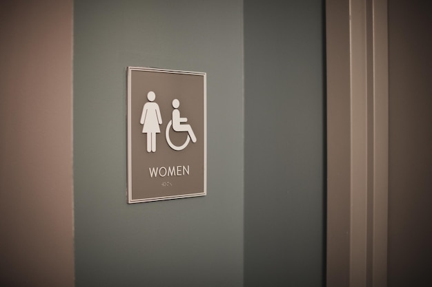 Znak Dla Damskiej Toalety Z Napisem „kobiety”.