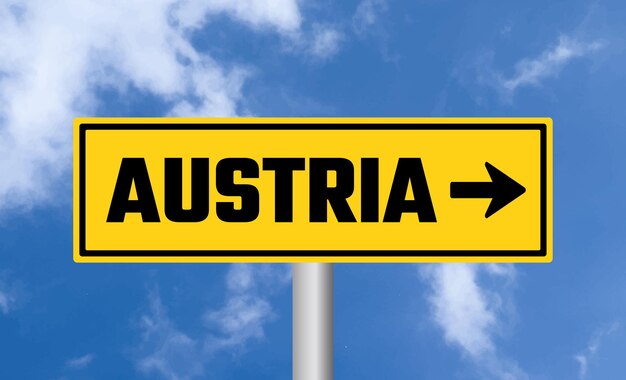 Znak drogowy Austrii na tle nieba