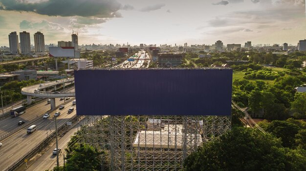 Zdjęcie znak drogowy billboardu na autostradzie