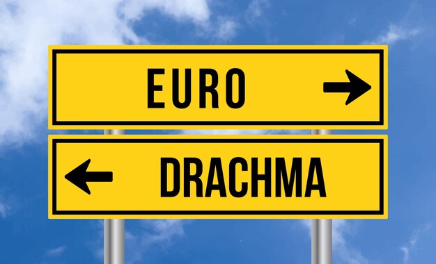 Zdjęcie znak drogowy euro lub drachmy na chmurnym tle