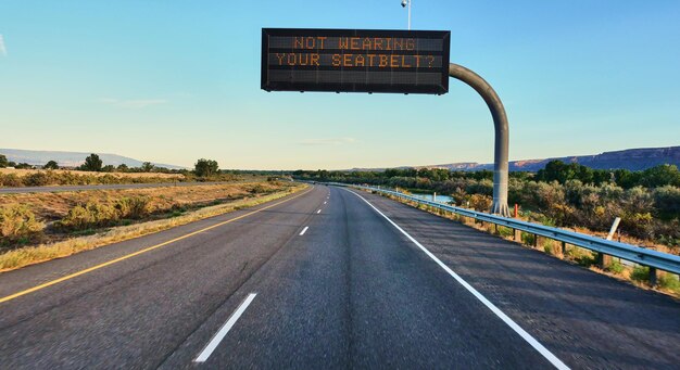 Zdjęcie znak drogowy na autostradzie na tle nieba