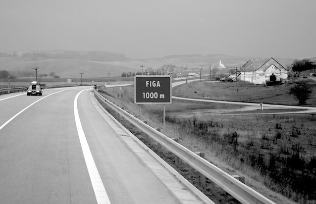 Zdjęcie znak drogowy na autostradzie na tle nieba