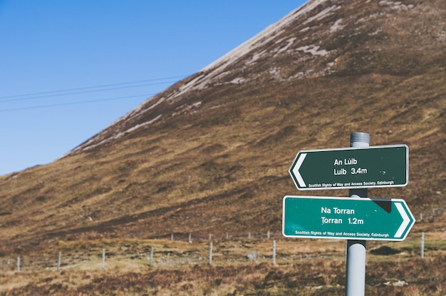 Zdjęcie znak drogowy na isle of skye - szkocja