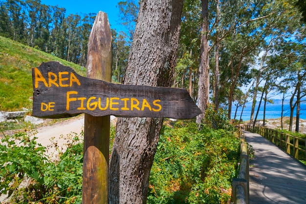 Znak drogowy nudystów Figueiras w wyspie Islas Cies
