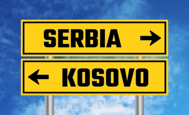 Zdjęcie znak drogowy serbii lub kosowa na chmurnym tle