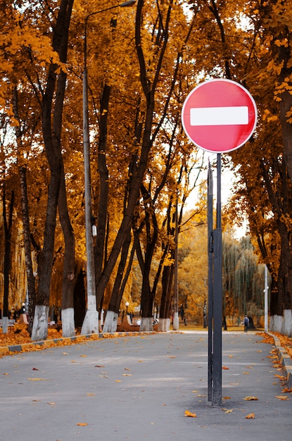 Znak drogowy wjazdowy w parku jesień. Jesień. Pionowy