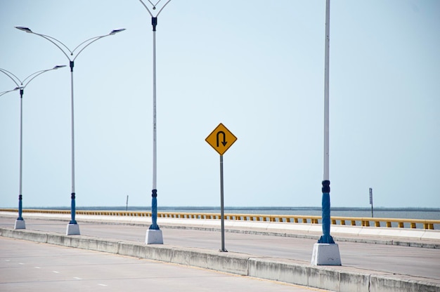 Zdjęcie znak drogowy wskazujący uturn ahead