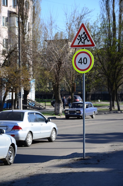 Znak Drogowy Z Numerem 40 I Wizerunkiem Dzieci, Które Biegną Po Drodze