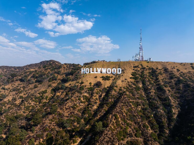 Znak Hollywood na Mount Lee z wieżami komunikacyjnymi w Los Angeles