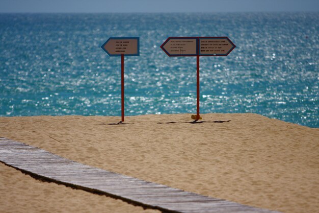 Zdjęcie znak informacyjny na plaży