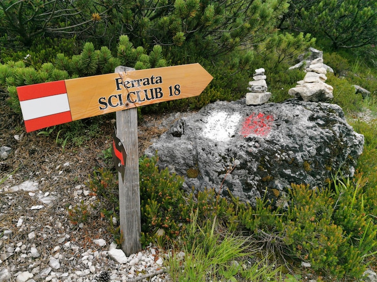 Zdjęcie znak informacyjny na skale