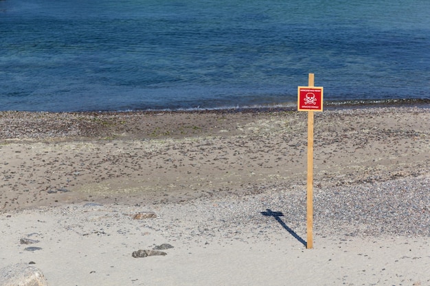 Znak ostrzegawczy kopalni na plaży