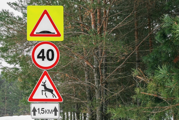 Znak ostrzegawczy o zwierzętach w lesie Znak ostrzegawczy ograniczenia prędkości