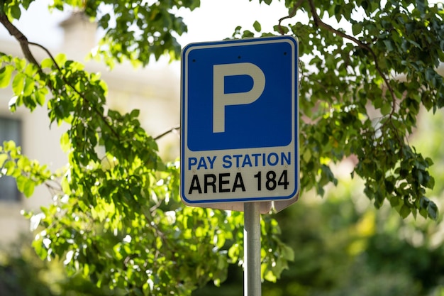 Znak parkingu na ulicy w Melbourne w Australii