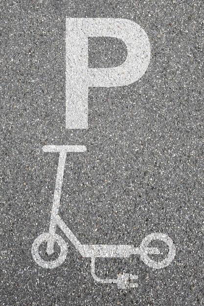 Zdjęcie znak parkingu skuter elektryczny escooter droga portret format przyjazny dla środowiska transport miejski