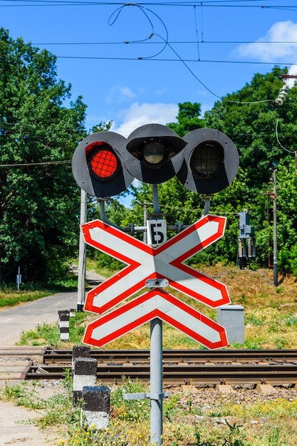 Zdjęcie znak przejazdu kolejowego i migający semafor przed przejazdem kolejowym