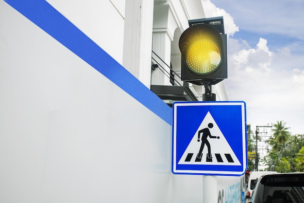 Znak przejścia dla pieszych na ulicy miejsce na tekst