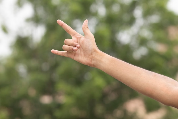 Znak rocka gest męskiej dłoni