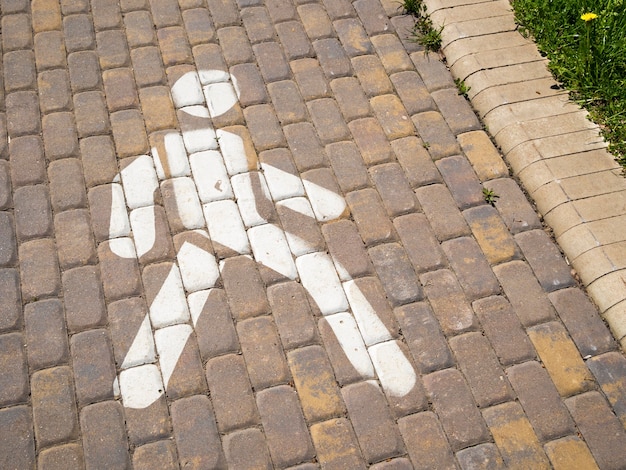 Zdjęcie znak ścieżki dla pieszych na chodniku z cegieł