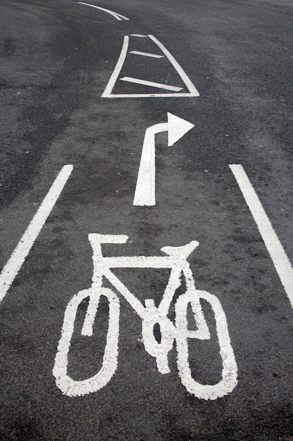Znak ścieżki rowerowej i strzałka na ulicy w Birmingham, Anglia, Wielka Brytania