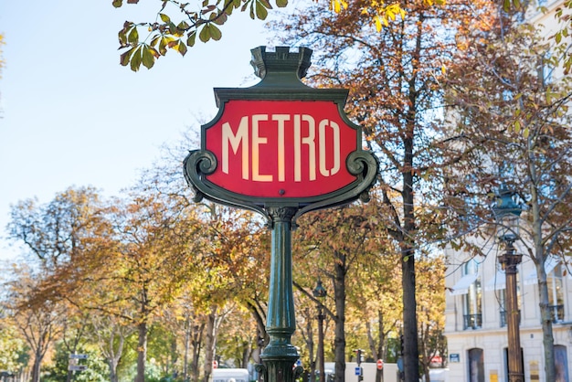 Zdjęcie znak stacji metra w paryżu, francja