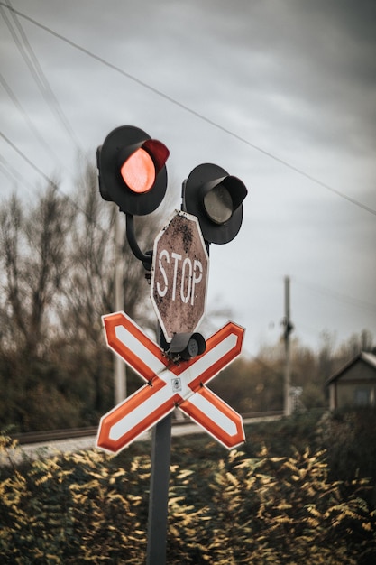 Zdjęcie znak stopu z sygnalizacją świetlną, przejazd pociągu