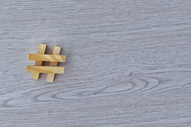 Zdjęcie znak symbolu hashtagu wykonany ze stosu drewnianych płytek kopiowanie miejsca na tekst