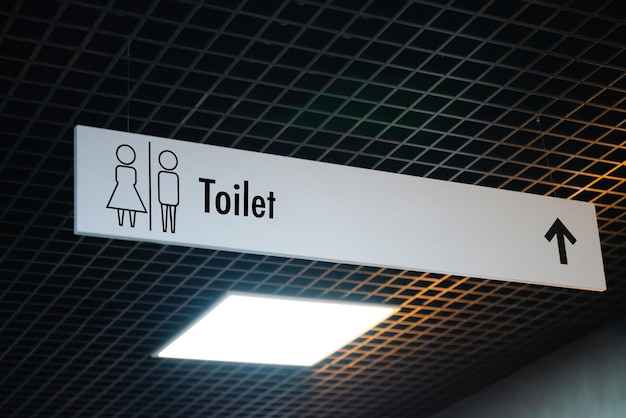 Zdjęcie znak toalety publicznej z symbolem toalety i strzałką wskazującą kierunek