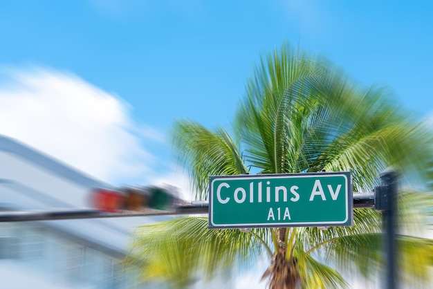 Znak uliczny słynnego Collins Avenue Miami Florida USA z efektem rozmycia ruchu