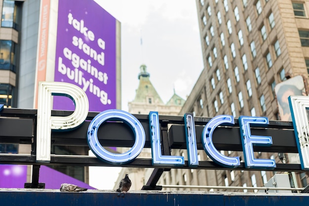 Znak z napisem POLICJA na Times Square w Nowym Jorku