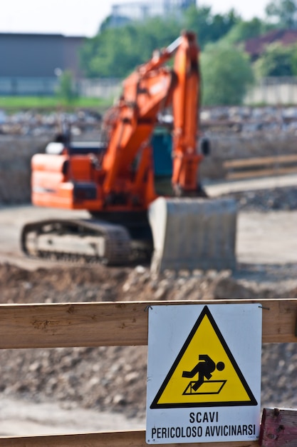 Zdjęcie znak zagrożenia dla prac w toku (włoski) na placu budowy