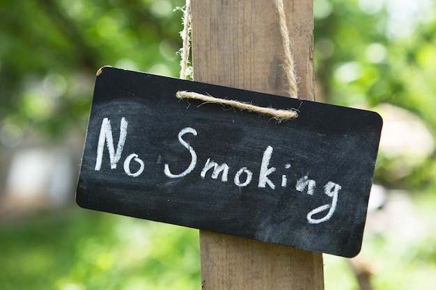 Znak zakazu palenia mała tablica z napisem kredą nie pali koncepcji
