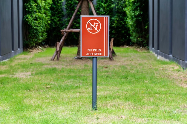 Znak zakazu psów w ogrodzie publicznym Znak zakazujący wyprowadzania psów i innych zwierząt domowych w publicznym parku miasta