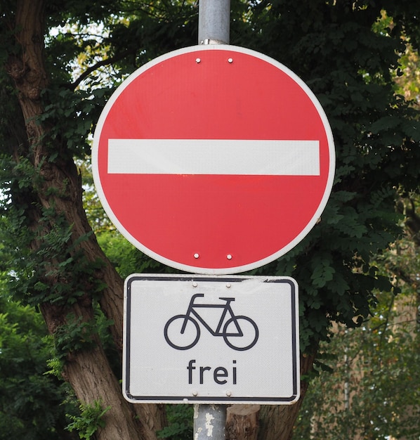 Znak zakazu wjazdu dla samochodów, ale rowery są dozwolone?
