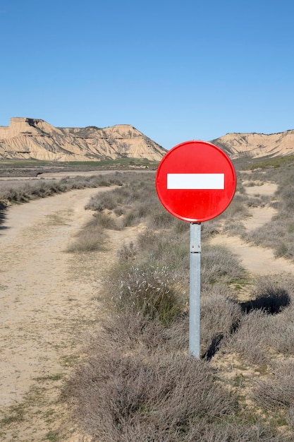 Zdjęcie znak zakazu wjazdu do parku bardenas reales w navarra, hiszpania