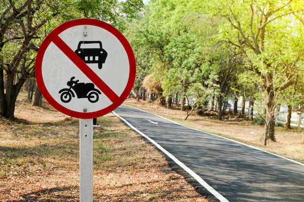 Zdjęcie znak zakazujący jazdy pojazdów na tej drodze