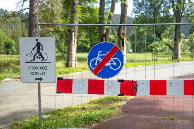 Zdjęcie znak zakazujący przejazdu rowerów podczas prac technicznych na drodze na górze w zakopane